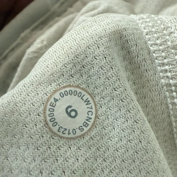 lululemon athletica Women's Airflow Bone Shorts 2” embossed size 6 - Picture 8 of 8